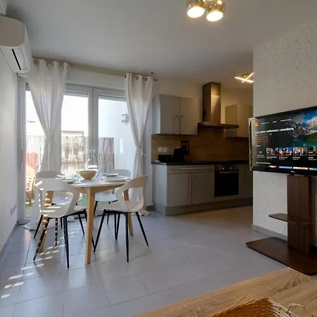 Beautiful Fully Renovated 3 Bedroom Appartement *